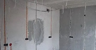 Прокладка кабеля в штробе в Котласе – расценки от 208 руб - ЭлектроКтл